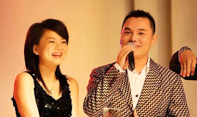 46歲周艷泓惹爭議!穿著清涼拿烤串在街頭熱舞,路人圍觀滿臉疑惑