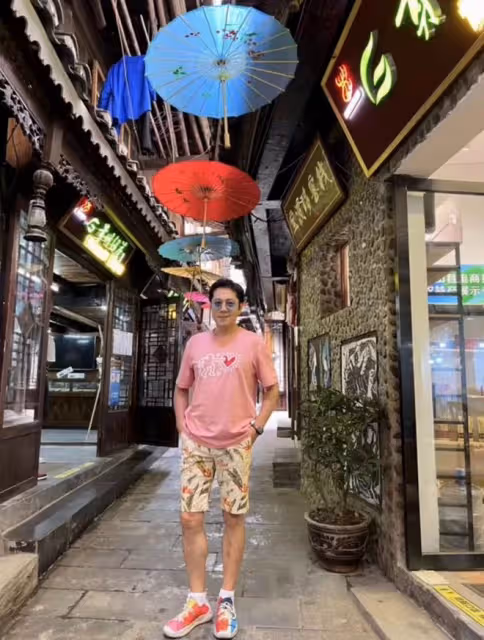 蔡國慶疑陪老婆回鄉探親,穿79元T恤顯年輕,學霸兒子身高猛長