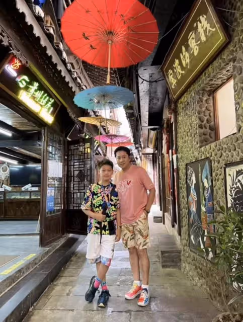 蔡國慶疑陪老婆回鄉探親,穿79元T恤顯年輕,學霸兒子身高猛長