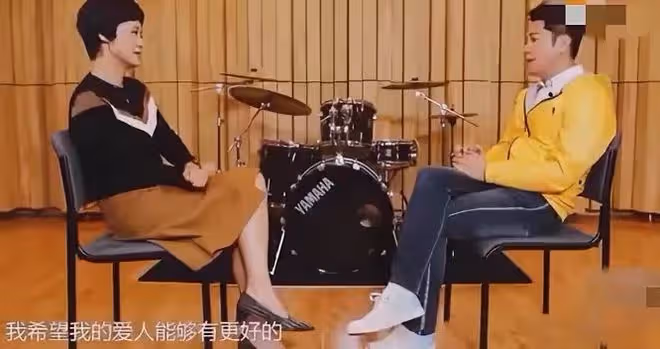 蔡國慶疑陪老婆回鄉探親，穿79元T恤顯年輕，學霸兒子身高猛長