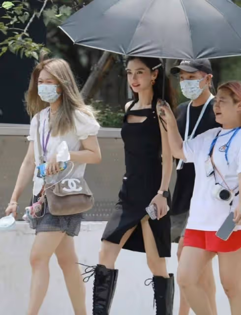 女星女團造型PK:關曉彤秀大長腿、baby露事業線、那英反差最大