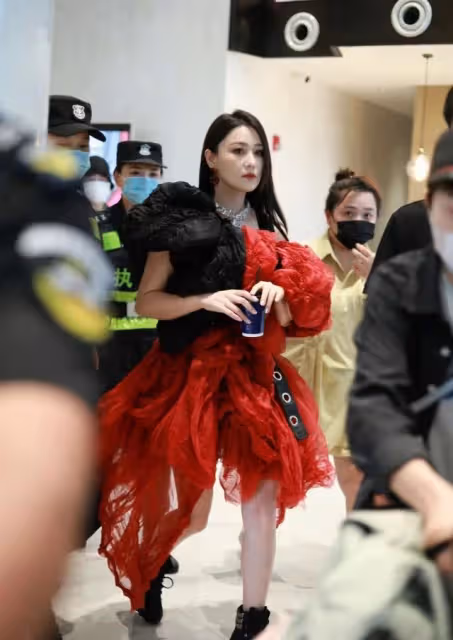 女星女團造型PK：關曉彤秀大長腿、baby露事業線、那英反差最大