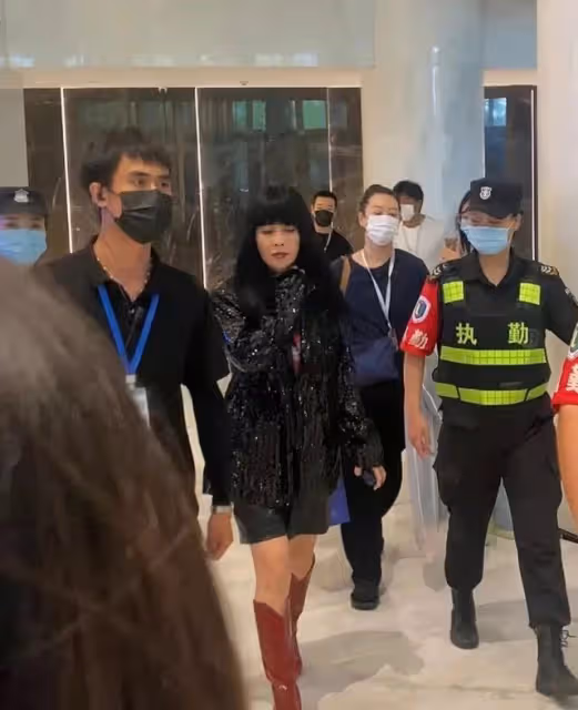 女星女團造型PK：關曉彤秀大長腿、baby露事業線、那英反差最大