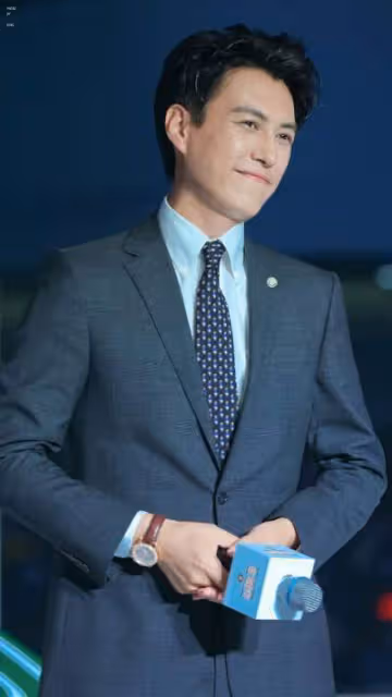 46歲靳東打網球被偶遇,打扮休閒略顯疲態,數日前才添新職