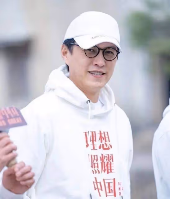 46歲靳東打網球被偶遇,打扮休閒略顯疲態,數日前才添新職