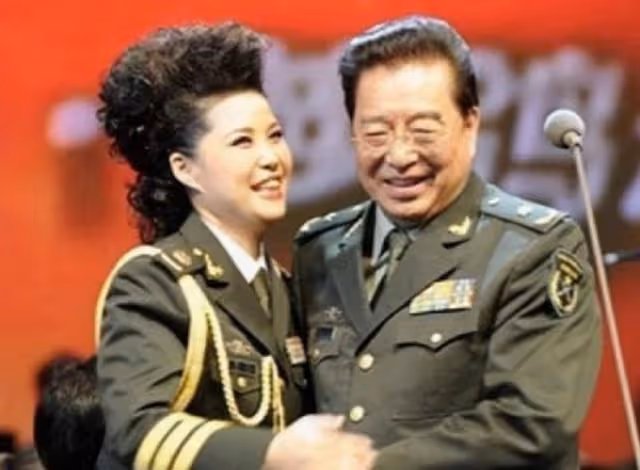 李雙江夫婦外出看話劇,夢鴿發福到快認不出,兒子李天一即將出獄