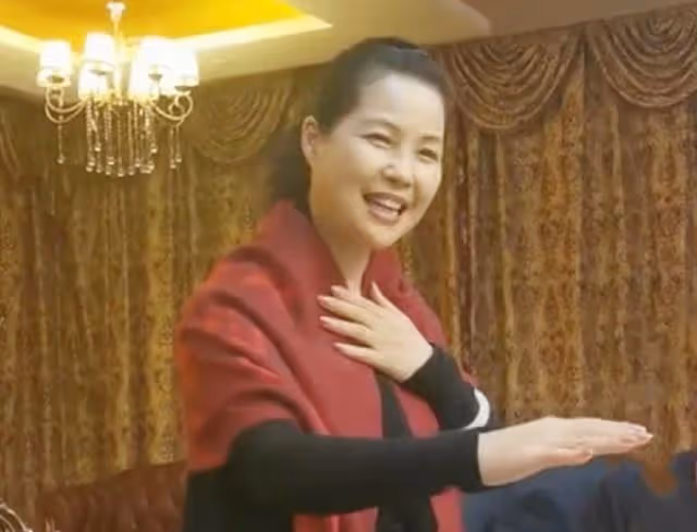 李雙江夫婦外出看話劇,夢鴿發福到快認不出,兒子李天一即將出獄