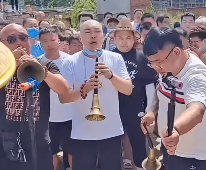趙本山弟子參加葬禮吹嗩吶，頭頂烈日超賣力，被曝事後收20萬費用