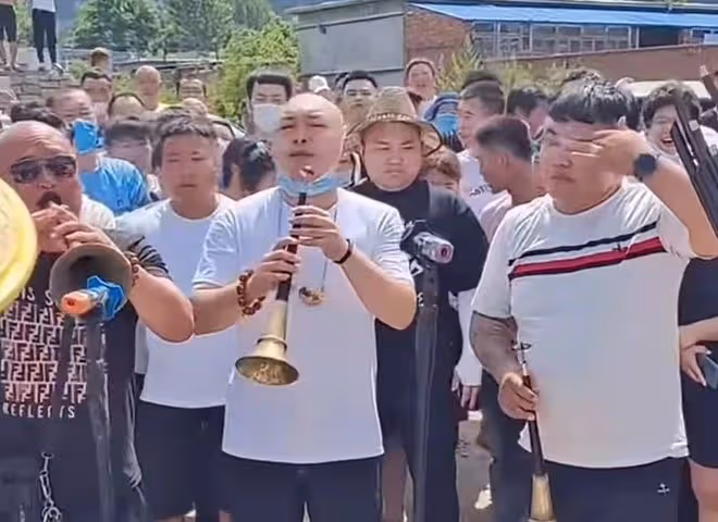 趙本山弟子參加葬禮吹嗩吶，頭頂烈日超賣力，被曝事後收20萬費用