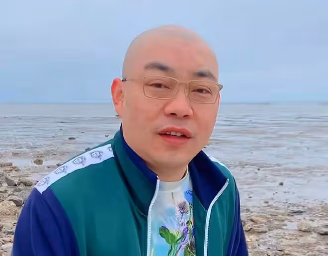 趙本山弟子參加葬禮吹嗩吶，頭頂烈日超賣力，被曝事後收20萬費用