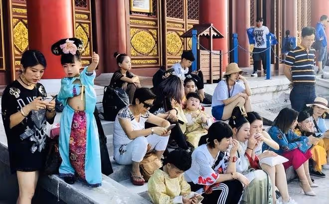 橫店女網紅被打假,疑似利用群演身份圈錢,辦影視城年卡只為擺拍