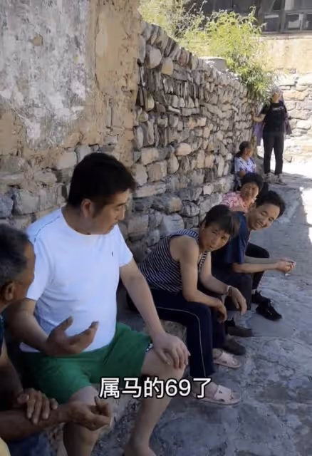 港星林威隱居河北農村,烈日下坐土牆邊乘涼,與村民嘮嗑毫無架子