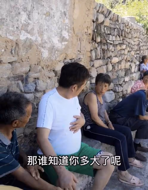 港星林威隱居河北農村,烈日下坐土牆邊乘涼,與村民嘮嗑毫無架子