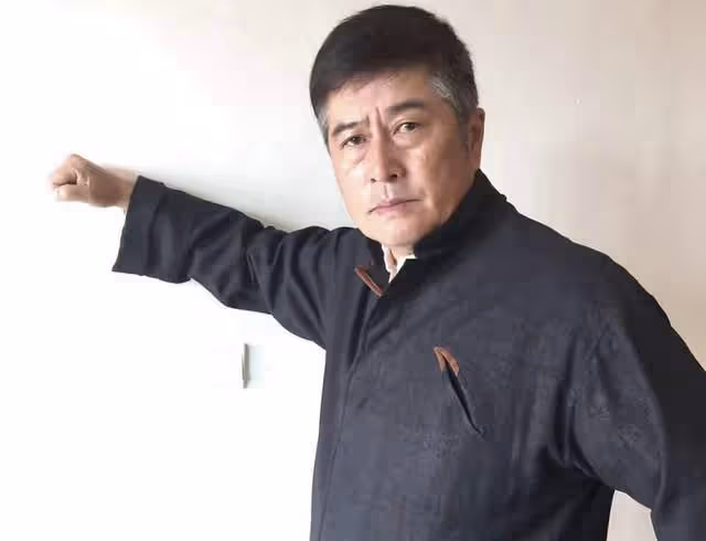 港星林威隱居河北農村,烈日下坐土牆邊乘涼,與村民嘮嗑毫無架子