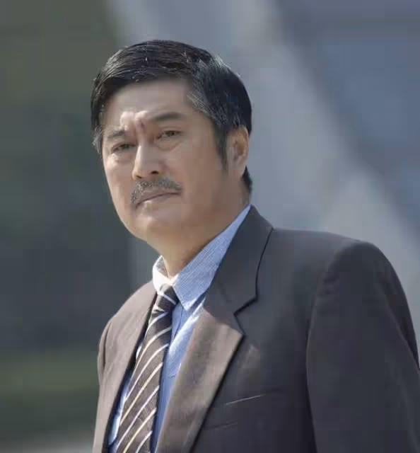 港星林威隱居河北農村,烈日下坐土牆邊乘涼,與村民嘮嗑毫無架子