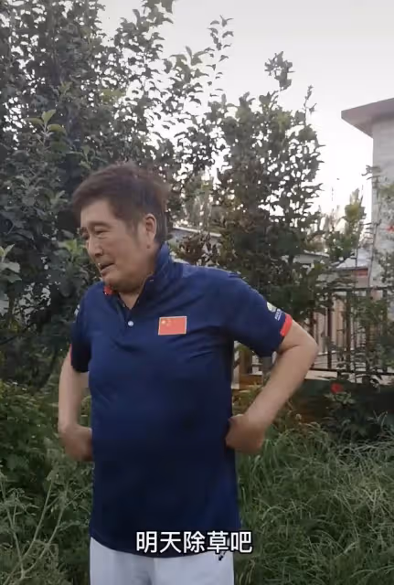 港星林威隱居河北農村,烈日下坐土牆邊乘涼,與村民嘮嗑毫無架子