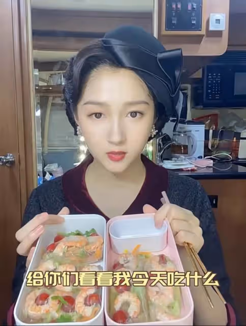 關曉彤闢謠坐牢後露面!戴鹿晗品牌帽子,高調秀恩愛力證感情穩定