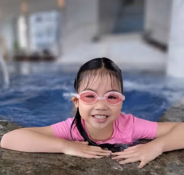 TVB視帝親自操刀為港姐妻子拍照!女方比基尼上陣,豐滿上圍縮水