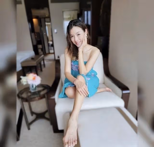 TVB視帝親自操刀為港姐妻子拍照!女方比基尼上陣,豐滿上圍縮水