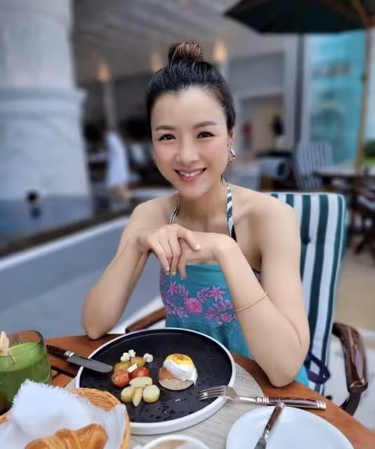 TVB視帝親自操刀為港姐妻子拍照!女方比基尼上陣,豐滿上圍縮水