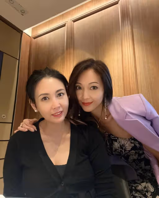 邱淑貞為王菲師妹慶生,54歲皮膚緊緻似少女,對方穿短裙大秀長腿