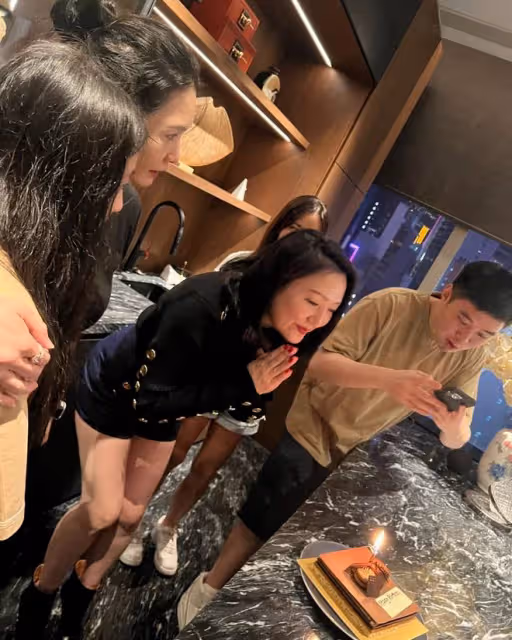 邱淑貞為王菲師妹慶生,54歲皮膚緊緻似少女,對方穿短裙大秀長腿