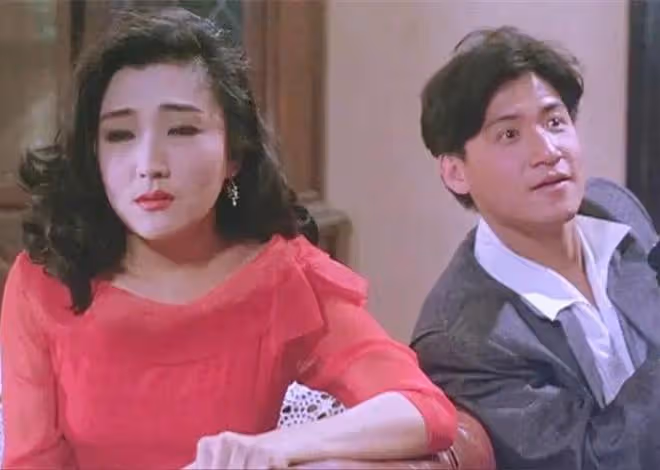 邱淑貞為王菲師妹慶生,54歲皮膚緊緻似少女,對方穿短裙大秀長腿