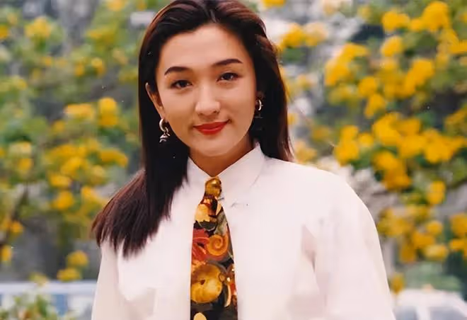 邱淑貞為王菲師妹慶生,54歲皮膚緊緻似少女,對方穿短裙大秀長腿