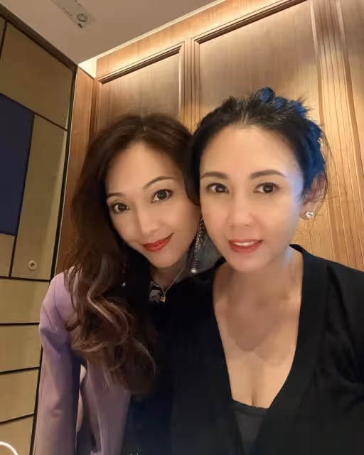 邱淑貞為王菲師妹慶生,54歲皮膚緊緻似少女,對方穿短裙大秀長腿