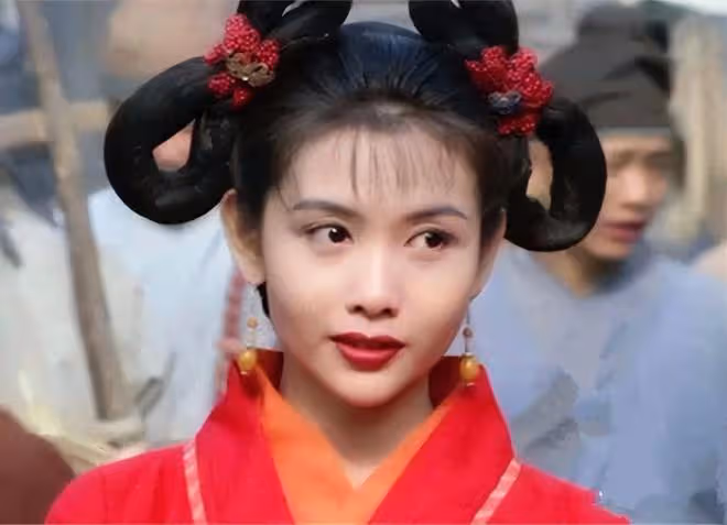邱淑貞為王菲師妹慶生,54歲皮膚緊緻似少女,對方穿短裙大秀長腿