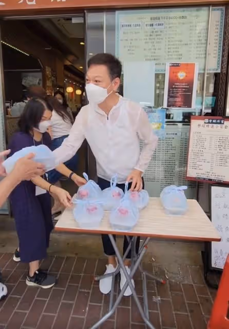 陶大宇街邊當志願者!低頭彎腰派飯顯恭敬,汗水浸濕衣服毫不在意