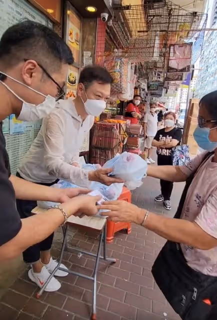 陶大宇街邊當志願者!低頭彎腰派飯顯恭敬,汗水浸濕衣服毫不在意