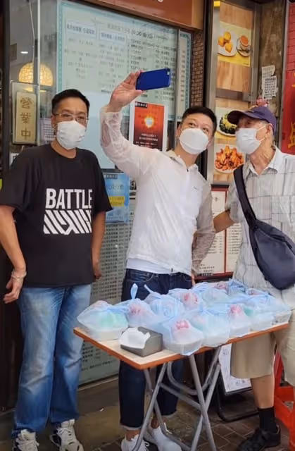 陶大宇街邊當志願者!低頭彎腰派飯顯恭敬,汗水浸濕衣服毫不在意