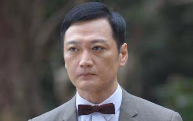 陶大宇街邊當志願者！低頭彎腰派飯顯恭敬，汗水浸濕衣服毫不在意