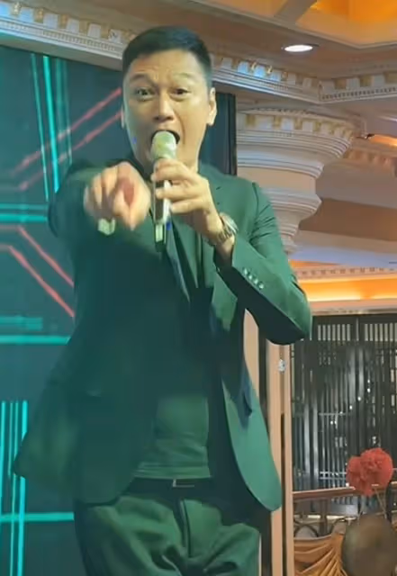 陶大宇街邊當志願者！低頭彎腰派飯顯恭敬，汗水浸濕衣服毫不在意