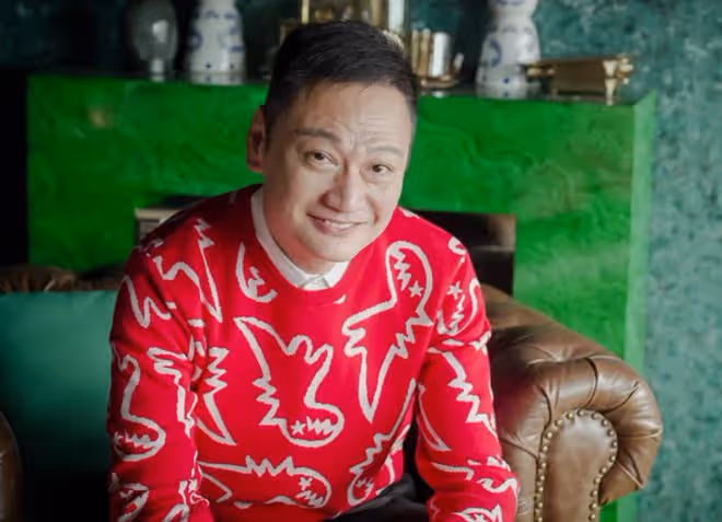 陶大宇街邊當志願者！低頭彎腰派飯顯恭敬，汗水浸濕衣服毫不在意