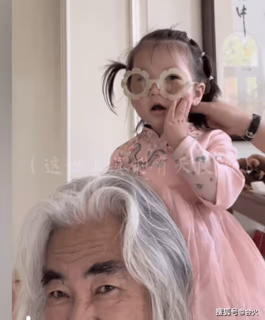 71歲張紀中罕曬帶娃照 被兩歲小女兒騎脖子