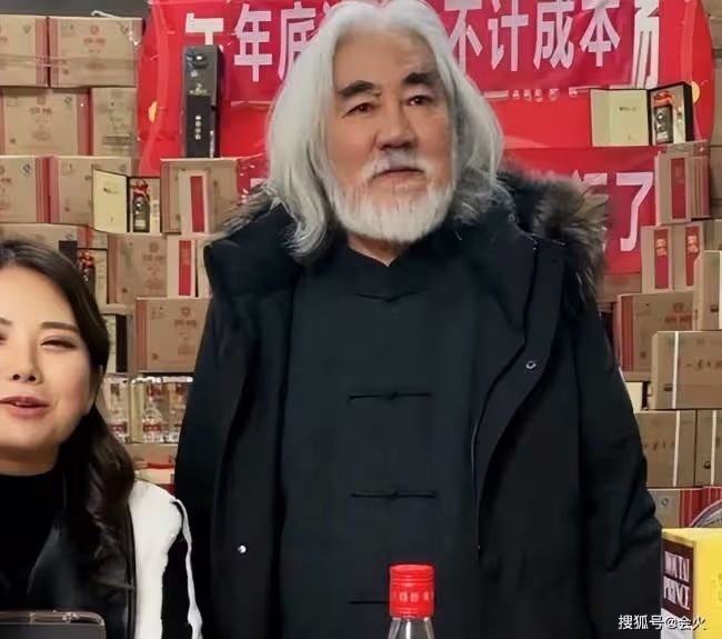 71歲張紀中罕曬帶娃照 被兩歲小女兒騎脖子