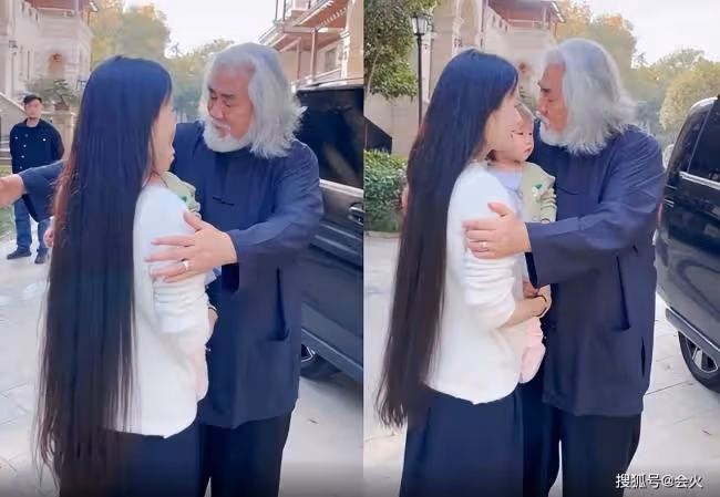 71歲張紀中罕曬帶娃照 被兩歲小女兒騎脖子
