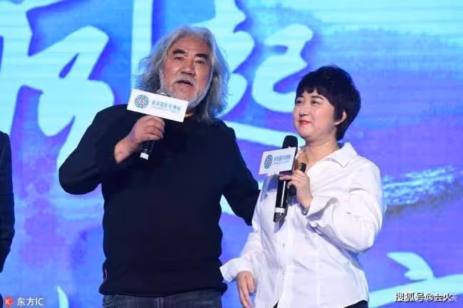 71歲張紀中罕曬帶娃照 被兩歲小女兒騎脖子