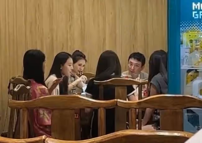 王思聰打卡網紅店 吃16元肥腸粉大讚7元鍋盔