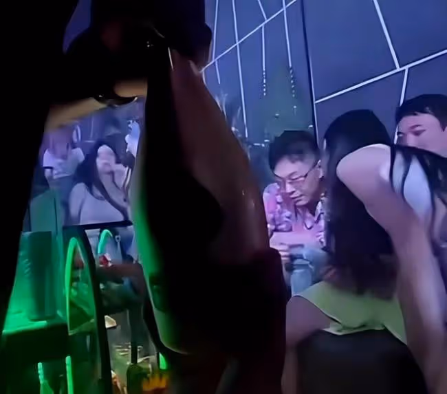 王思聰打卡網紅店 吃16元肥腸粉大讚7元鍋盔