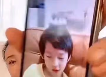 大s育兒絕對寵溺過頭了!兒子和奶奶張蘭視訊通話,下一秒「翻白眼狠摔手機」,網友:教子無方