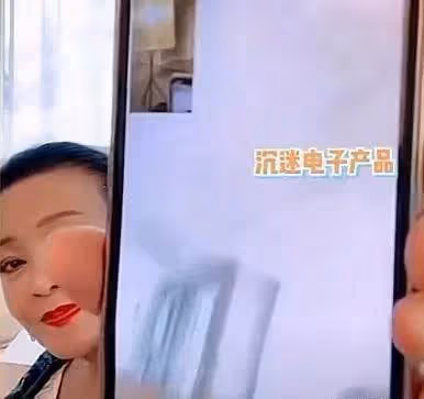 大s育兒絕對寵溺過頭了!兒子和奶奶張蘭視訊通話,下一秒「翻白眼狠摔手機」,網友:教子無方
