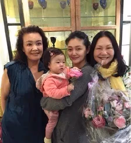 大s育兒絕對寵溺過頭了!兒子和奶奶張蘭視訊通話,下一秒「翻白眼狠摔手機」,網友:教子無方