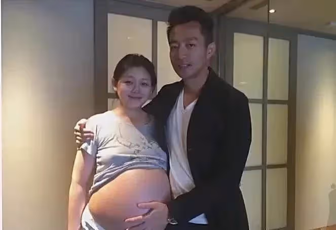 大s育兒絕對寵溺過頭了!兒子和奶奶張蘭視訊通話,下一秒「翻白眼狠摔手機」,網友:教子無方