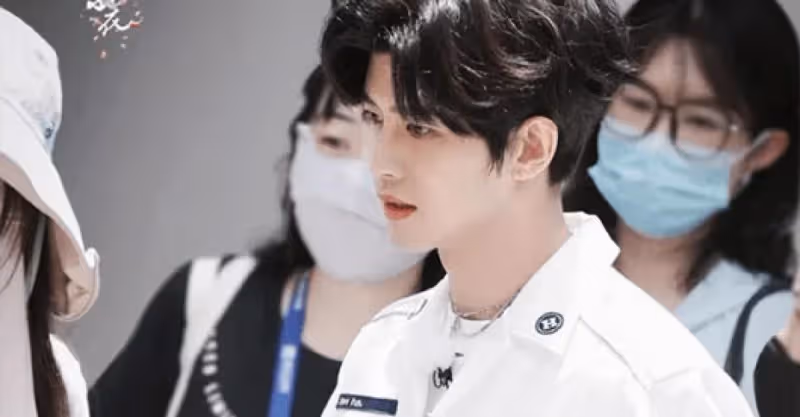 任嘉倫《嗨放派2》錄製：白襯衫小捲毛造型cos玲娜貝兒，清爽可愛_網友_白色_都愛