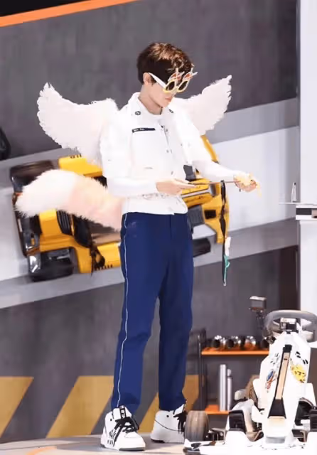 任嘉倫《嗨放派2》錄製:白襯衫小捲毛造型cos玲娜貝兒,清爽可愛_網友_白色_都愛
