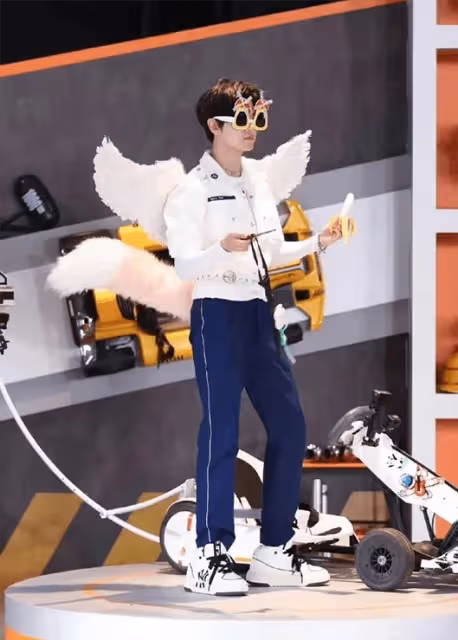 任嘉倫《嗨放派2》錄製:白襯衫小捲毛造型cos玲娜貝兒,清爽可愛_網友_白色_都愛