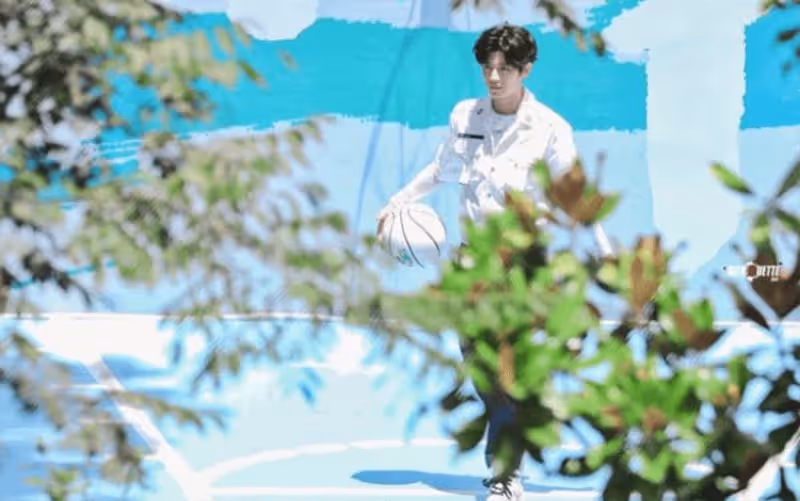 任嘉倫《嗨放派2》錄製:白襯衫小捲毛造型cos玲娜貝兒,清爽可愛_網友_白色_都愛